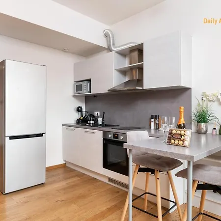 Luxury Roseni 9 By Rikas Apartman